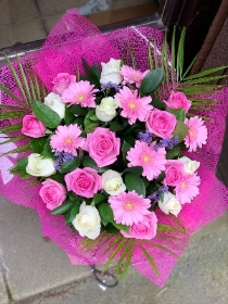 A lovely mix of pink and white roses and pink gerbera. Luxury mix