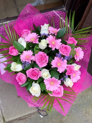 A lovely mix of pink and white roses and pink gerbera. Luxury mix