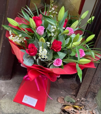 Red & pink roses with lilies
